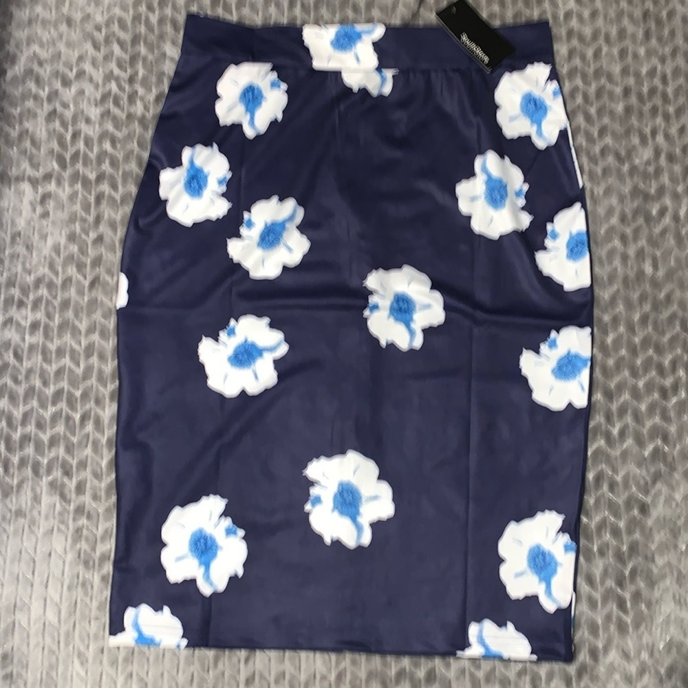 SouthStore Pencil skirt.  NWT.  Size XL. ‎ Floral print.